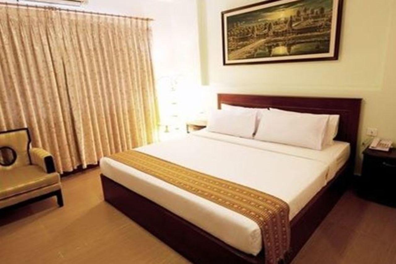 Hotel Luxury World พนมเปญ ภายนอก รูปภาพ