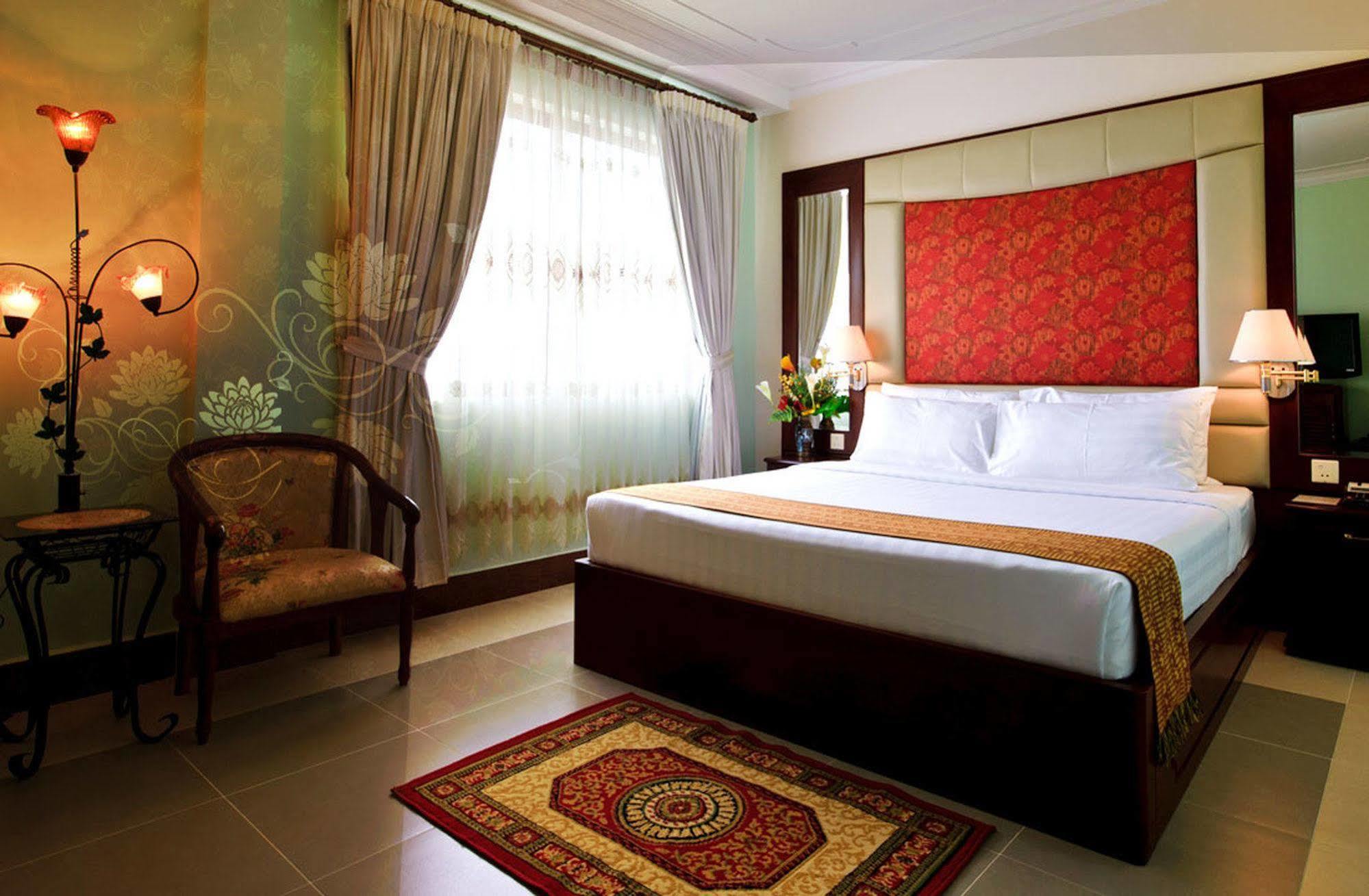 Hotel Luxury World พนมเปญ ภายนอก รูปภาพ