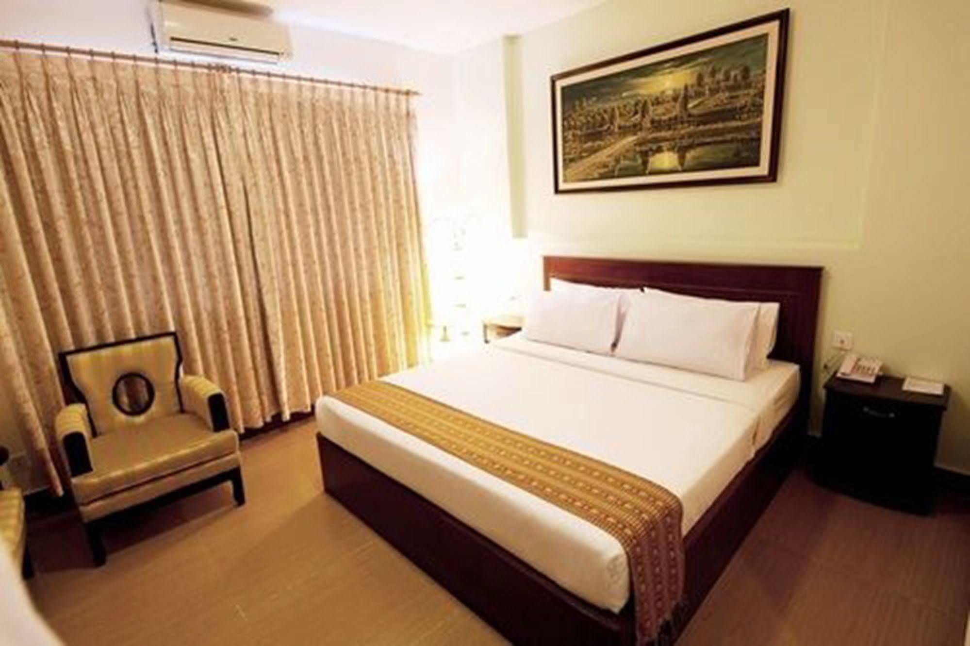 Hotel Luxury World พนมเปญ ภายนอก รูปภาพ
